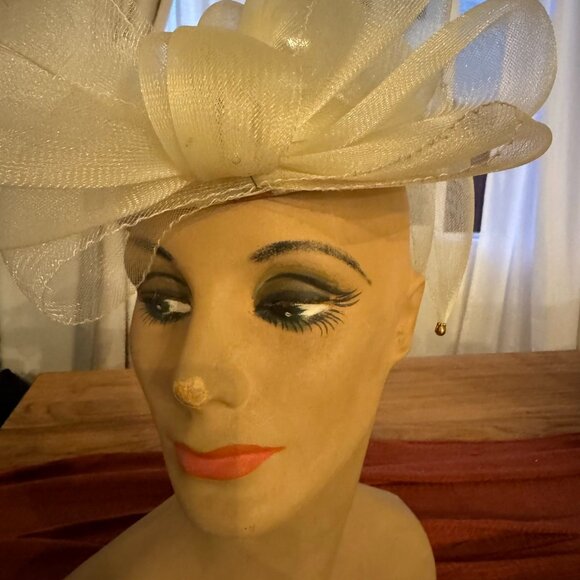 Vintage Ivory Sculpted Mesh Fascinator Hat Gold Beads Derby Tea Party Church - Picture 2 of 5